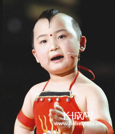 邓鸣贺/邓鸣贺五岁时舞台照。