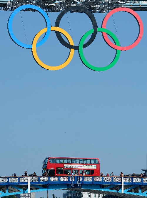 图文:奥运行在伦敦 双层巴士在五环旗下驶过