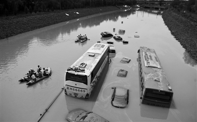 昨日，京港澳高速出京方向17.5公里处仍有大量的车被淹，搜救人员乘皮艇进行搜救。目前排水救援工作正在紧张进行中，预计明天可通车。