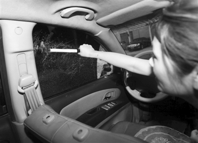 3 记者坐在副驾驶座上，挥锤砸向驾驶室车窗，一次便将车窗敲碎。