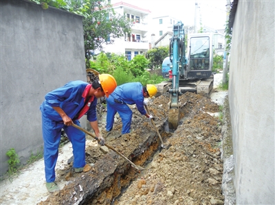 施工人员正在埋设供水管道钱建儿摄; 44个农村社区已完成改造; 自来水
