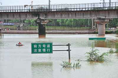 7月22日，京港澳高速南岗洼段被积水淹没。