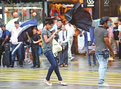 超级台风突袭香江，下班族显得非常狼狈。香港大公报