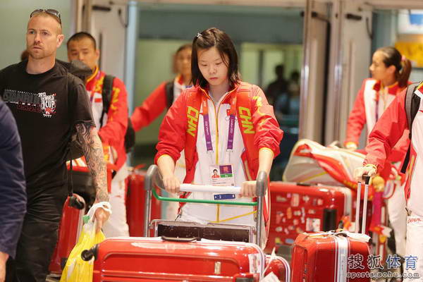 图文:中国羽毛球队抵达伦敦 李雪瑞抵达