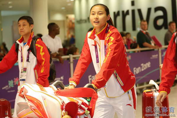 图文:中国羽毛球队抵达伦敦 王仪涵笑容满面