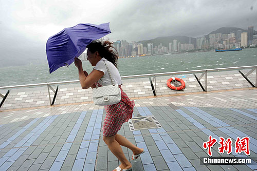 台风“韦森特”7月23日集结在香港东南偏南一隅，预料移向广东西部。香港天文台下午5时40分发出八号暴风信号。中新社发 谭达明 摄