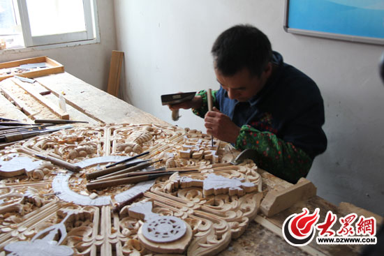 藏式家具造型全部由工艺师手工雕刻