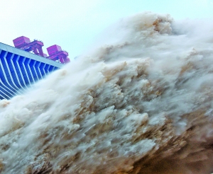 24日，三峡水利枢纽开启7个泄洪深孔泄洪。新华社发