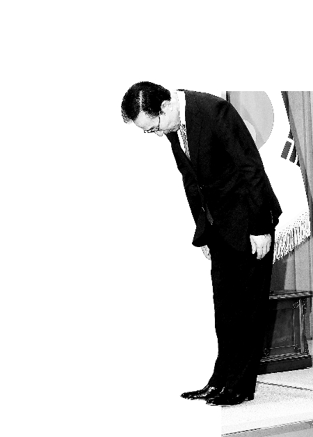 家人,亲信涉腐韩国总统鞠躬道歉(图)