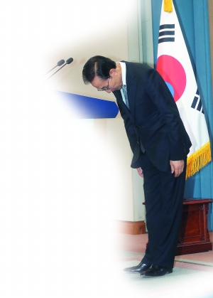 7月24日,在韩国首尔,韩国总统李明博在记者招待会上鞠躬致歉.