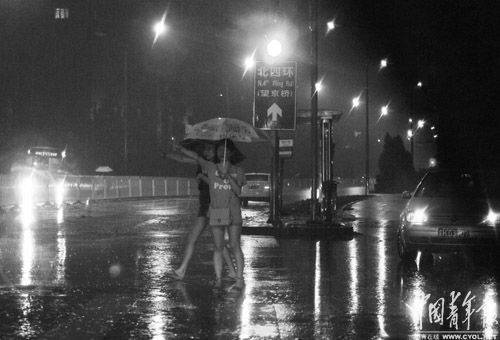 北京出租车雨夜“打劫”令人心寒 为何远离职业底线？