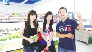 尼克和台湾客人李小姐、蔡小姐在店内合影。高睿 摄