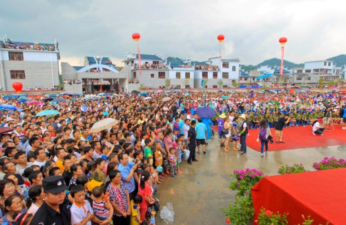 在松桃苗族自治县,当地群众在"六月六"苗族情人节大型活动现场观看