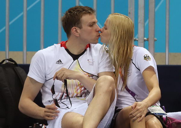 图文:众游泳高手训练备战 比尔德曼与女友激吻