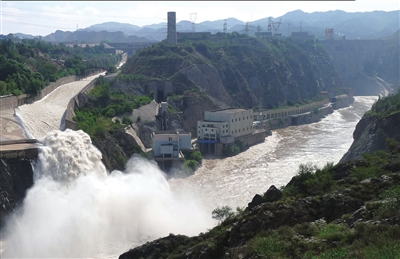 昨天，刘家峡水电厂溢洪道防洪泄水。