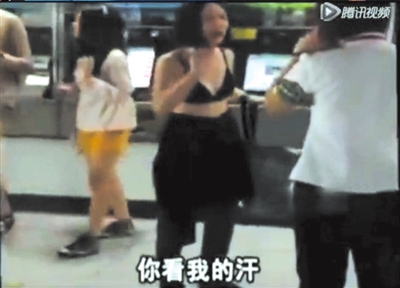 上海地铁解内衣扣子_女主播单手解内衣扣子(3)