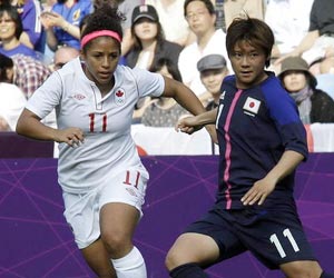 高清：奥运女足日本对加拿大 拼抢异常激烈
