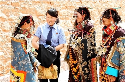 西藏阿里地区普兰县检察官为村民普法(图)