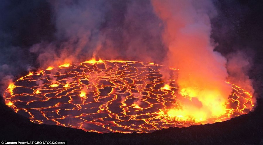 摄影师拍摄到世界上最大熔岩湖火山爆发瞬间 