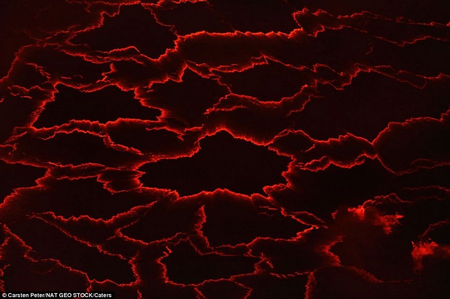 摄影师拍摄到世界上最大熔岩湖火山爆发瞬间