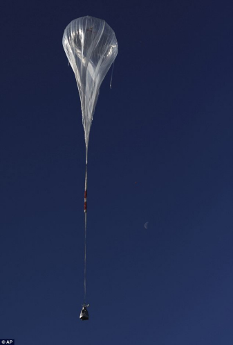 保加拿独自乘坐用氦气球搭载的密封舱