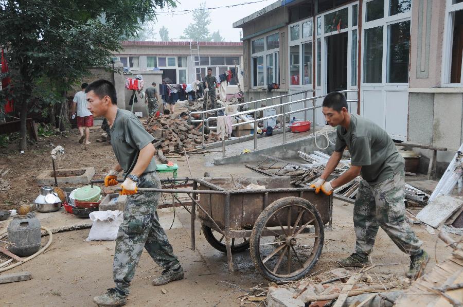 北京卫戍区某部官兵房山抢险救灾(组图)