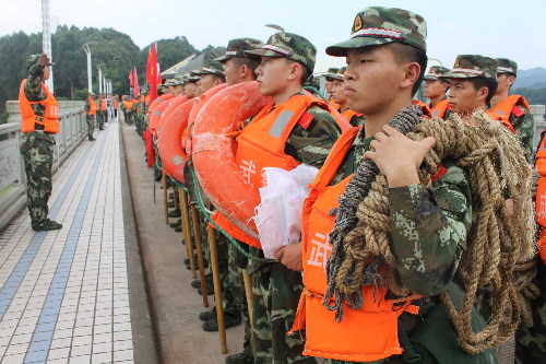 万名官兵备战 武警四川省总队防汛抗洪实兵演练(组图)