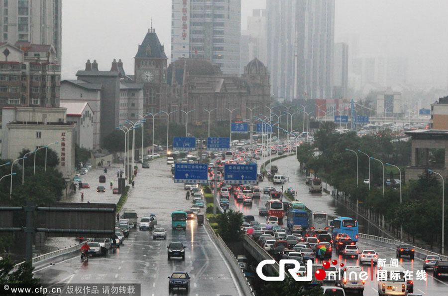 天津暴雨持续 大部分路段积水严重市区成汪洋