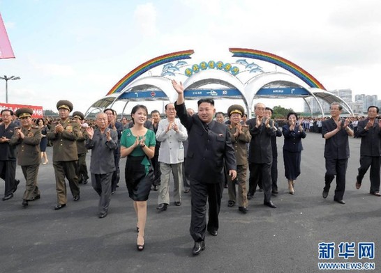 金正恩携夫人视察游乐园 乘坐游乐设施(组图)