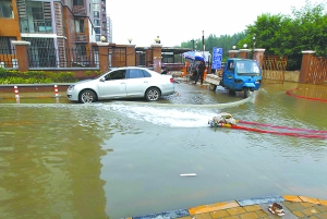 男子暴雨夜防灌雨水装沙袋 因灯杆漏电身亡(图