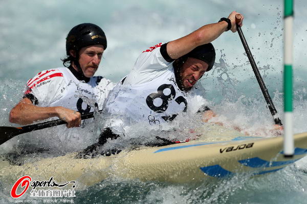 图文:水中搏击巨浪翻滚 美国队员训练双人划艇