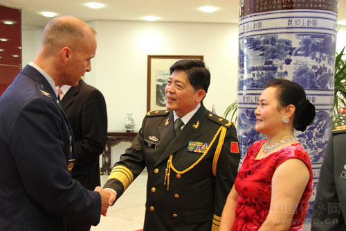 中国驻德使馆举办"八一"建军节招待会(图)