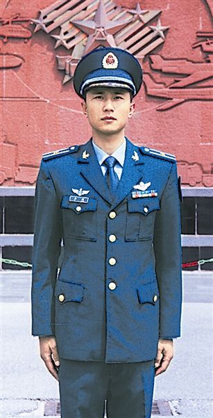 解放军飞行人员八一起佩戴飞行等级证章(组图)