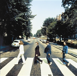 2012年5月18日翻拍的披头士乐队1969年发行专辑《abbey road》的宣传