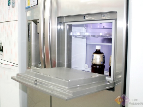 这款冰箱具有品质生活必备的吧台设计和制冰机，其中制冰机具有冰水分离的功能，你可以得到更理想的操作模式。