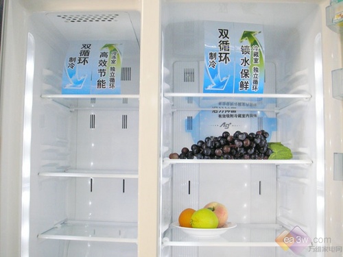 由于冷藏室内存储的食物品种较多，松下NR-W56S1采用了较为经典的银离子杀菌技术，即使再多的食物一起存进冰箱内部，也可以安全使用，同时更加清新箱体内部的空气。
