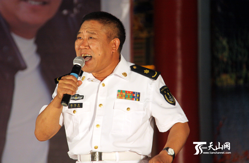 演员杜旭东演唱《别拿豆包不当干粮》.