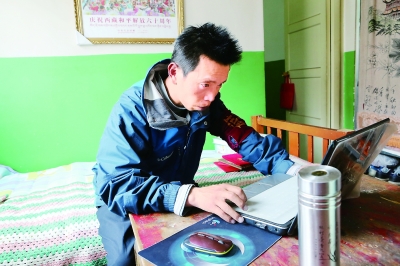 宋玉刚老师认真地在电脑上查资料。西藏商报