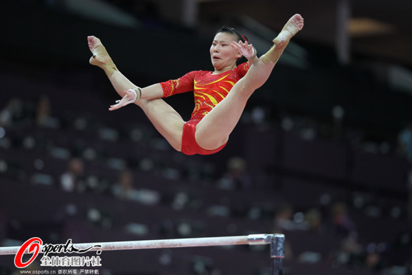 图文:中国女子体操队备战 何可欣飞跃
