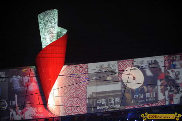 2008年8月8日晚的北京开幕式上,"体操王子"李宁点亮主火炬,鸟巢呈现