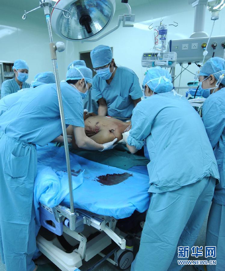 经过天津市第一中心医院七小时的手术,病人现已脱离生命危险