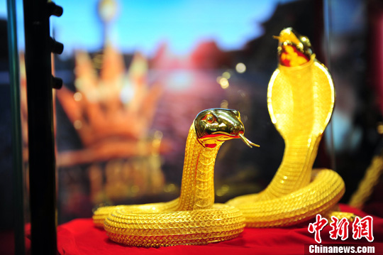 6公斤重的黄金蛇亮相沈阳珠宝展(图)