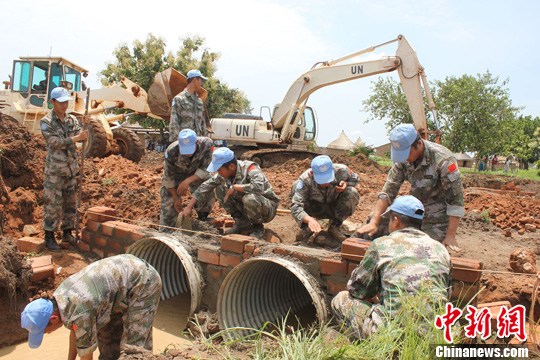 图为工程兵在埋设涵管.中新社发 隋有华 摄