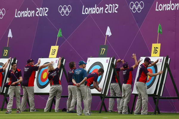 图文:奥运男子射箭排名赛 裁判工作