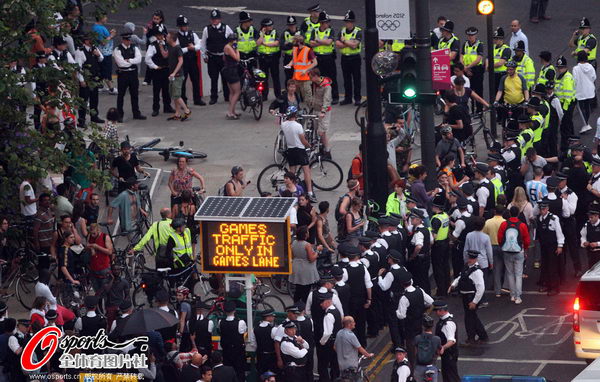 图文:奥运抗议者街头被捕 抗议者被围了起来