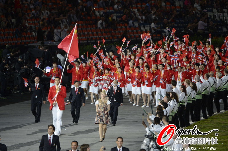 伦敦奥运会运动员入场时,在中国队之后,大概是5.50分这里.