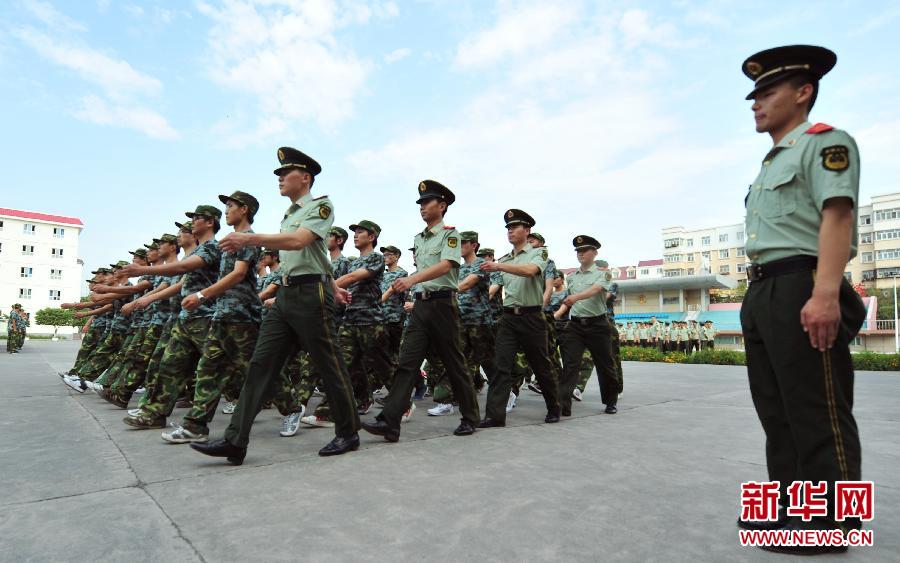 喜迎"八一 职工体验军营生活(组图)