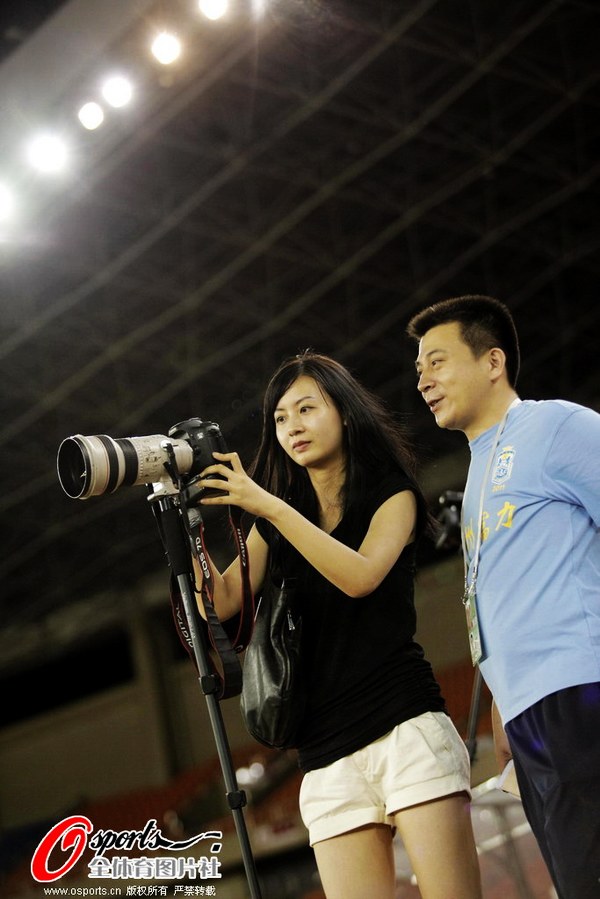 图文:富力杭州轻松备战 摄影记者引来闪光灯