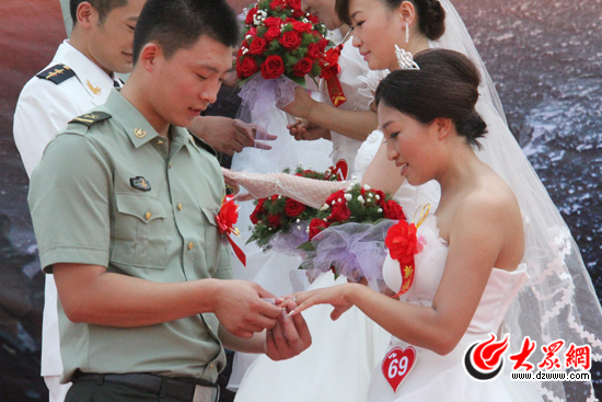 济南举办军人集体婚礼 60对新人喜结良缘(组图