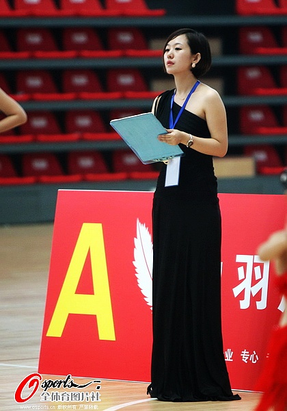 体育舞蹈大会现美女评委 一袭黑丝长裙神似小s
